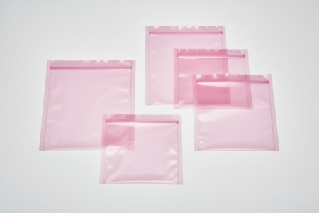 Antistatische rosa Seitennahtbeutel in verschiedenen Größen mit deutlich sichtbarer seitlicher Schweißnaht, flach ausgelegt auf hellem Hintergrund